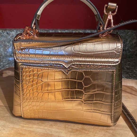 💕🌟Sondra Roberts Crocodile Textured Crossbody, Metallic Rose Gold - Picture 3 of 16